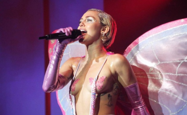 Miley Cyrus : les seins à l'air et déguisée en papillon, la chanteuse allume un joint sur scène