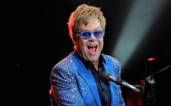 Elton John fait pleurer une vigile en plein concert : "Tu te prends pour Hitler?"