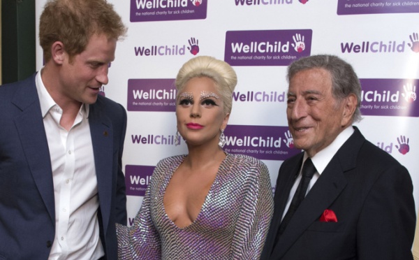 Pris en flag’ ! Le prince Harry perturbé par le décolleté de Lady Gaga !