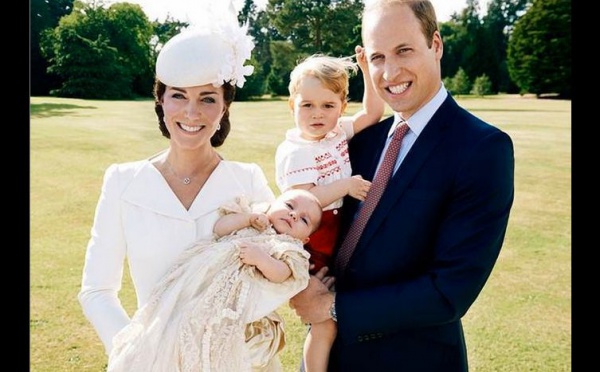 Photos - Kate et William : les photos offi­cielles (et craquantes) du baptême de Char­lotte