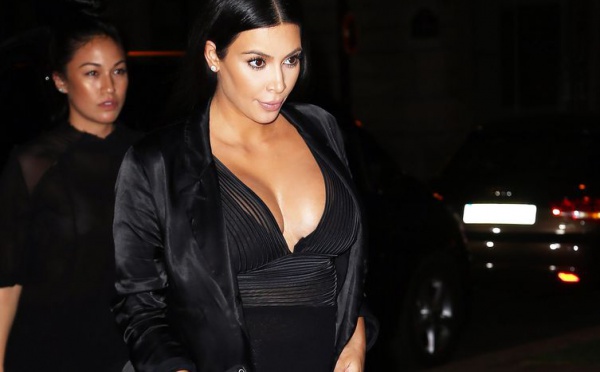 Photos - Pour sa soirée à Paris, Kim Karda­shian sort un impres­sion­nant décol­leté