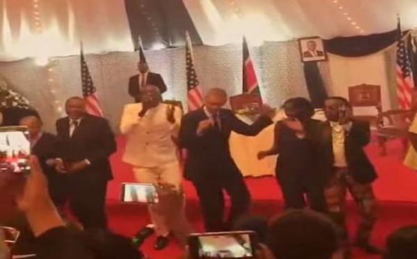 Obama esquisse quelques pas de danse au Kenya !