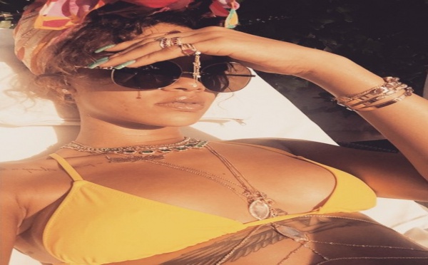 Rihanna dégaine le bikini pendant ses vacances à la Barbade