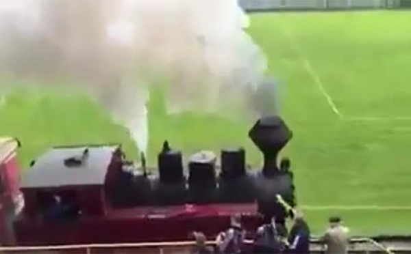 Vidéo insolite - Un train traverse le stade en plein match