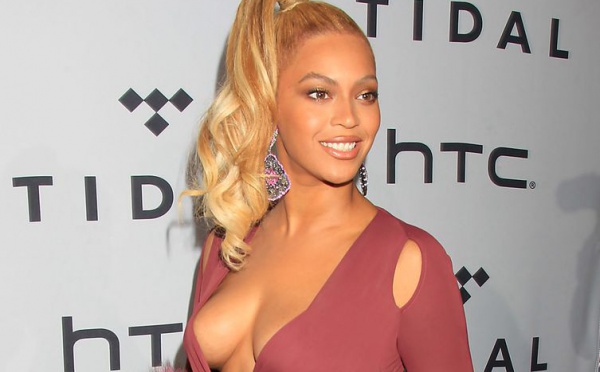 Photos - Beyoncé ose un décol­leté abys­sal pour une soirée Tidal