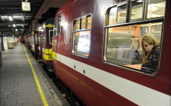 Une navetteuse de la SNCB emprisonnée sur le quai d'une gare fantôme