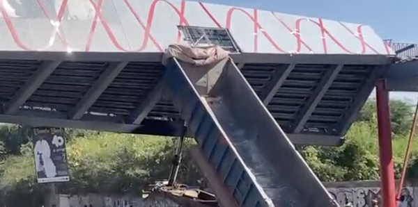 Accident sur la route de l’aéroport : Un camion percute la passerelle de Yoff, circulation bloquée