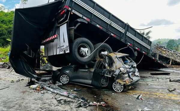 "Terrible" accident de car au Brésil : au moins 38 morts