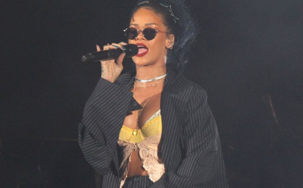 Rihanna affiche un look andro­gyne pour annon­cer sa tour­née mondiale et ses concerts en France