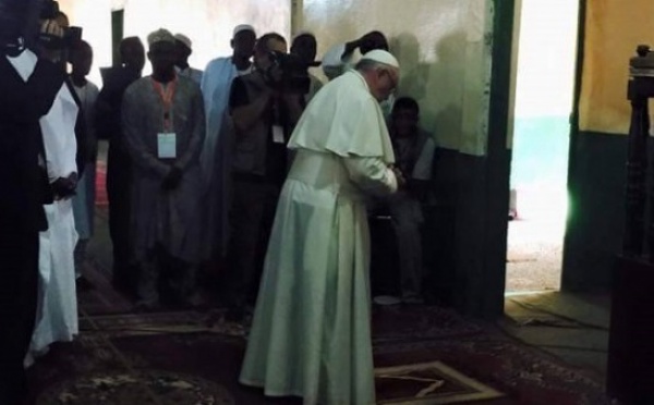 Visite en Centrafrique: Le pape François à la mosquée de Bangui