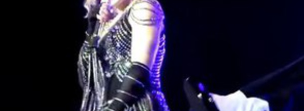 Madonna balance en plein concert : "Mon ex a couché avec ma prof de gym" (vidéo)