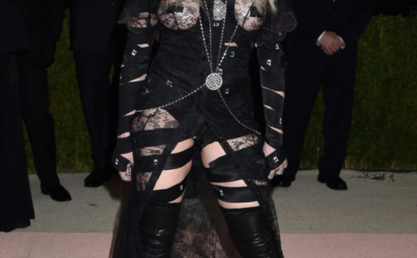 Met Gala 2016 : Madonna, fesses à l'air, sort le grand jeu 