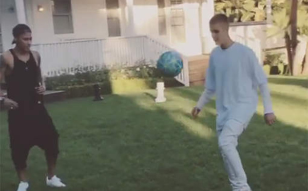 La partie de foot entre Neymar et Justin Bieber