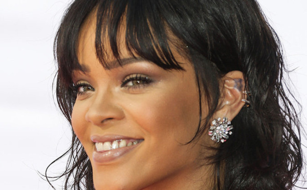 Rihanna : Découvrez comment elle remercie ses fans qui l'attendent des heures sous la pluie !