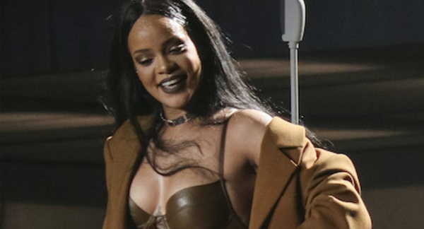 Rihanna : on lui jette un soutien-gorge sur scène, sa réponse est parfaite !