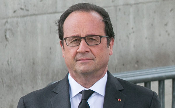 François Hollande : décou­vrez le très TRÈS gros salaire que touche son coif­feur person­nel