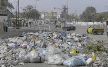 ENCOMBREMENT, AMONCELLEMENT D’IMMONDICES ET D’EAUX USEES… Dakar au bord de l’étouffement