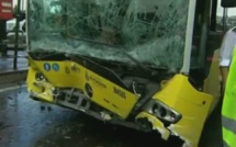 Vidéo : Ce passager du bus pète un plomb, attaque le chauffeur avec son parapluie et provoque un accident spectaculaire à Istanbul