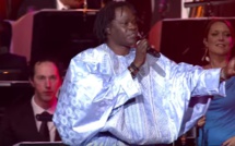 Baba Maal chante African Woman au Master Peace in Concert - "Music above Fighting", regardez