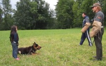 Vidéo: Un berger allemand protège une petite fille de 5 ans