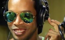 VIDEO - Ronaldinho sort un single