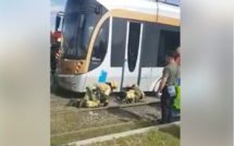 Cette dame s'en sort saine et sauve, après être passée sous le Tram