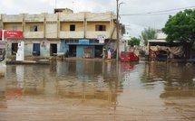 Banlieue inondée, courant coupé: "ça suffit" crient et chantent des Dakarois