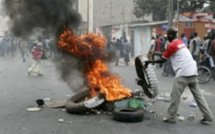 Un véhicule incendié après une manif’ d’étudiants et de jeunes chrétiens