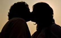 EMIRATS ARABES UNIS : Deux amoureux condamnés à la prison pour un baiser à Dubaï