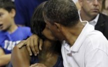 Vidéo: Barack Obama - un baiser à Michelle en plein match de basket !