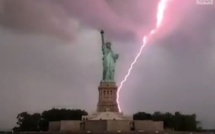 États-Unis : la Statue de la Liberté foudroyée par un éclair impressionnant