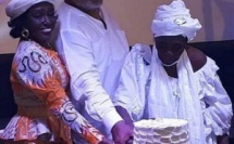 Vous vous souvenez de l’ancien président ghanéen Jerry J. Rawlings ? Le voici fêtant les 101 ans de sa mère