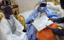 Après lui avoir offert un boubou et un parfum, Serigne Mountakha Mbacké à Mamour Diallo: " Sama doom nga, dii sama xarit ..."