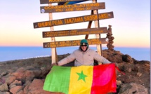 Découverte: Un marocain amoureux du Sénégal avec son drapeau au Mont Kilimanjaro