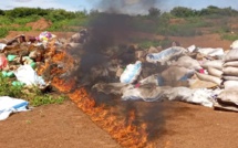 Vélingara / Lutte contre la fraude et la vente de produits périmés : 3 tonnes de marchandises incinérées