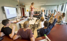 Cette prof de SVT a une manière bien à elle d'enseigner l'anatomie ! Et comme par hasard, toute la classe s'y intéresse...