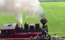 Vidéo insolite - Un train traverse le stade en plein match